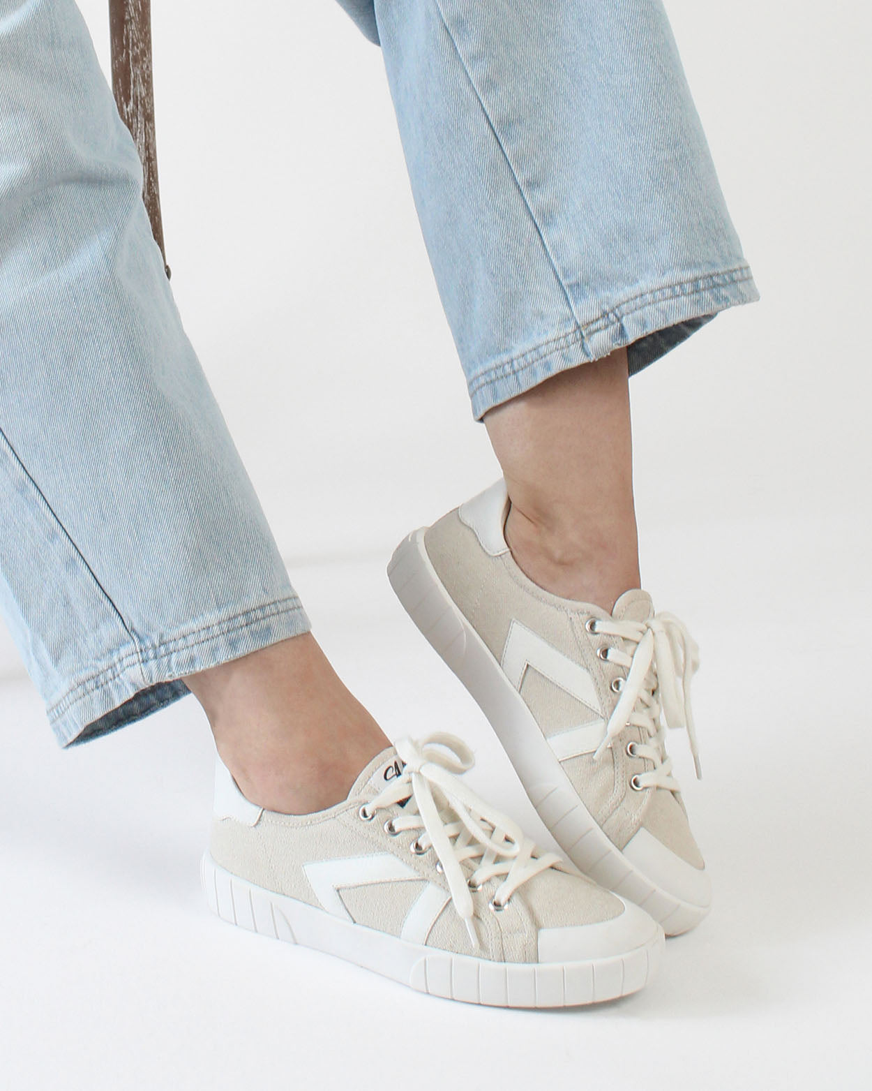 The Helios Beige/White